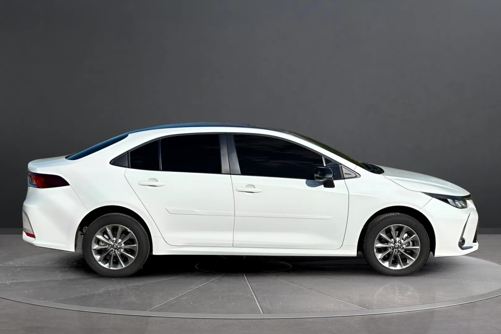 Toyota Corolla visto pela lateral direita