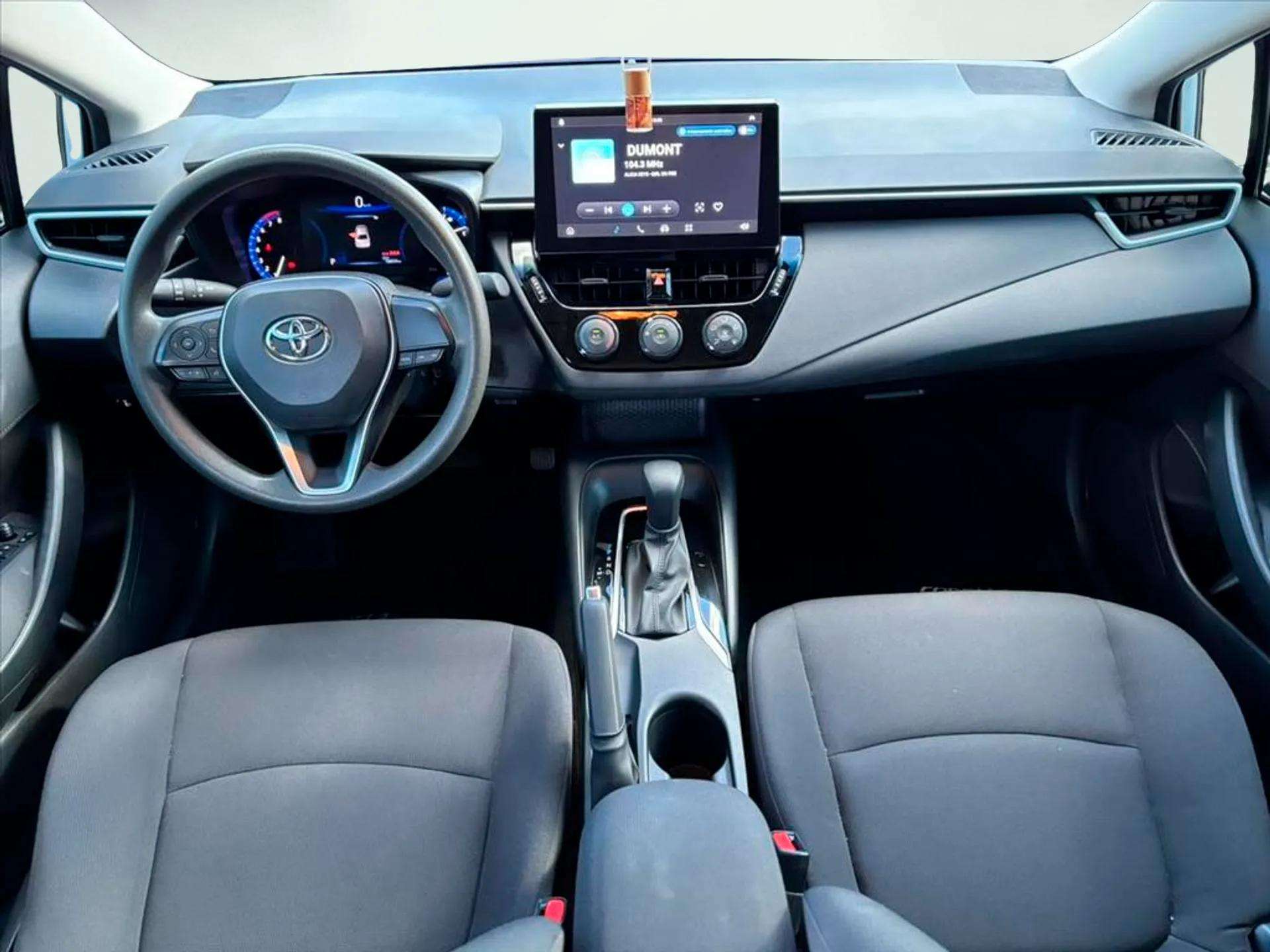 Visão ampla do painel do Toyota Corolla