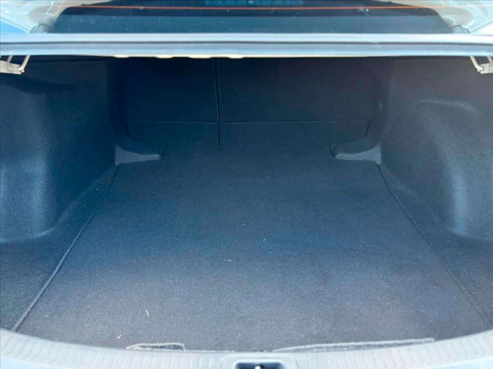 Interior do porta-malas do Toyota Corolla